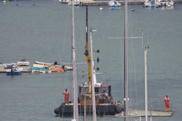 06 January 2021 - 13-16-22
And so off it went.
-------------------------
Dart Harbour crew remove pontoon